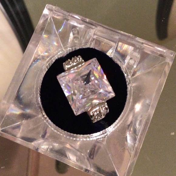 ⬇️Price Drop⬇️NWOT silver ring with large centre stone - Picture 2 of 10